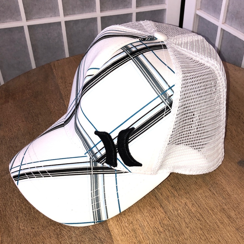 Hurley Women's/Youth Adjustable Trucker Hat in Nearly New Condition.